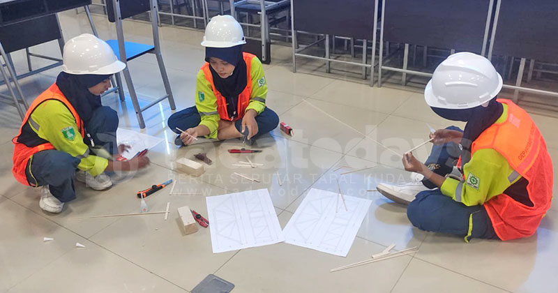Kepala SMKN 2 Kraksaan Rr Herlina Wulansari, Tambah Kelas Industri hingga Siswanya Berprestasi Nasional