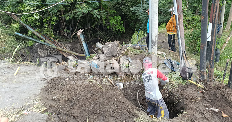 Pipa Perumdam Kabupaten Probolinggo Putus Terkena Truk Kecelakaan Maut Banjarsawah