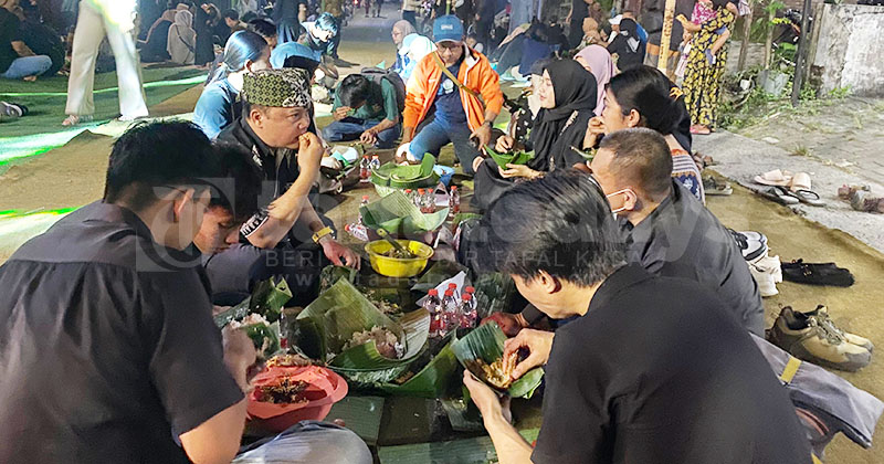 Ribuan Warga Banyuwangi Padati Tradisi Adat Tumpeng Sewu Desa Kemiren
