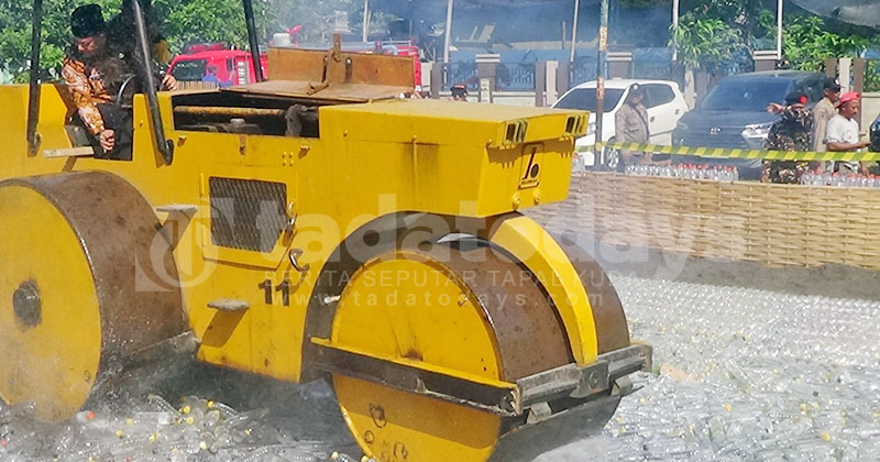Naik Tandem Roller, Bupati Probolinggo Gus dr Haris Menggilas Ribuan Botol Miras