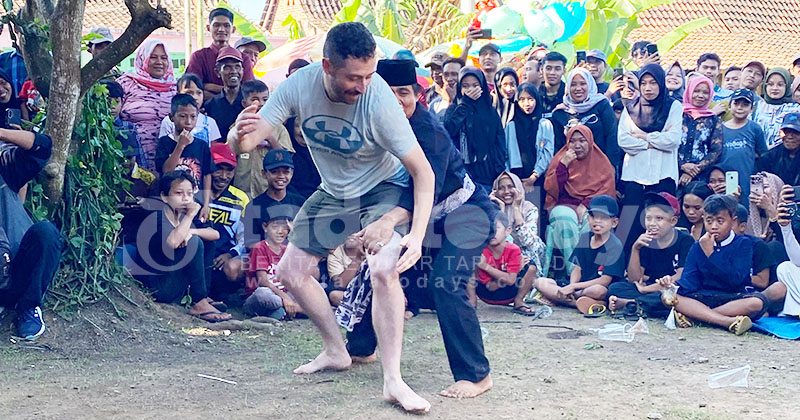 Tradisi Mencak Sumping: Saat Silat, Kue Pisang, dan Wisatawan Asing Bertemu di Banyuwangi