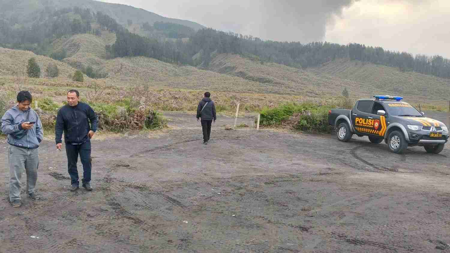 Polsek Sukapura Selidiki "Ranjau" Paku di Lautan Pasir Gunung Bromo, Temukan 6 Buah Paku