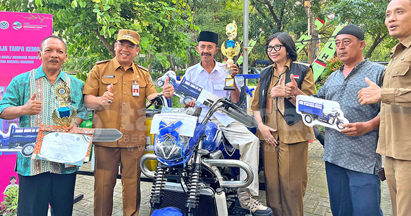 Tunaikan Janji, Penghujung 100 Hari Kerja Wali Kota Probolinggo Hadiahkan 1 RW 1 Motor Pengangkut Sampah