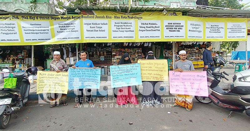 Paguyuban Toko Oleh-Oleh Depan Masjid Agung Kota Probolinggo Demo, Merasa Tidak Mendapat Solusi Tepat