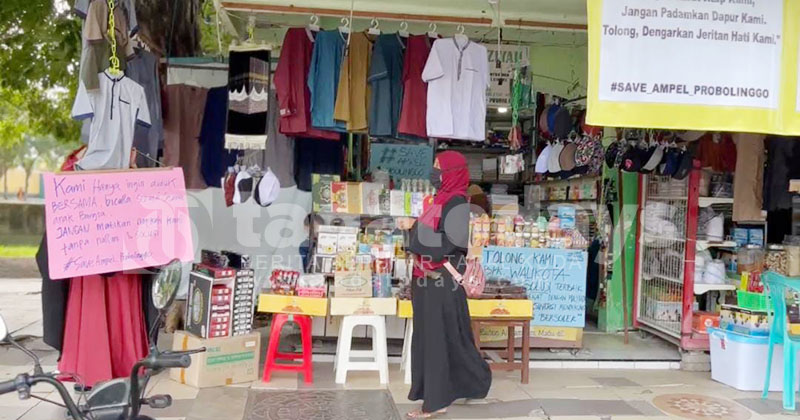 Relokasi Toko Oleh-Oleh Depan Masjid Agung Kota Probolinggo karena Perbaikan Trotoar