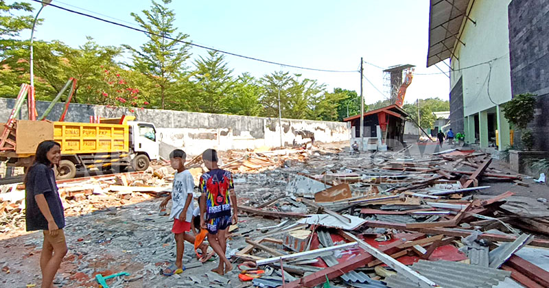 Pedagang di GOR A Yani Kota Probolinggo Keluhkan Tenda Sementara, Khawatir Barang Hilang