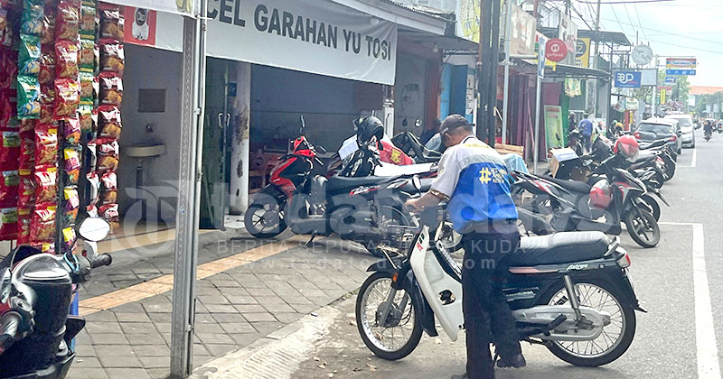Jukir Masih Tarik Uang Parkir, Dishub Jember Siap Beri Sanksi Tegas