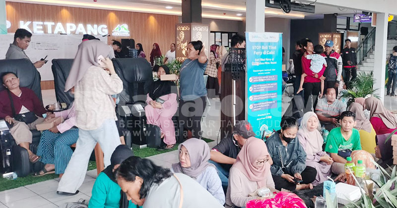 Keluarga Korban Tenggelamnya KMP Tunu Pratama Jaya Menanti Kabar di Pelabuhan Ketapang