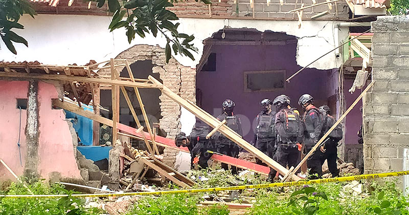 Rumahnya Hancur Kena Ledakan, Tukang Servis Ponsel di Nguling Pasuruan Terluka Parah