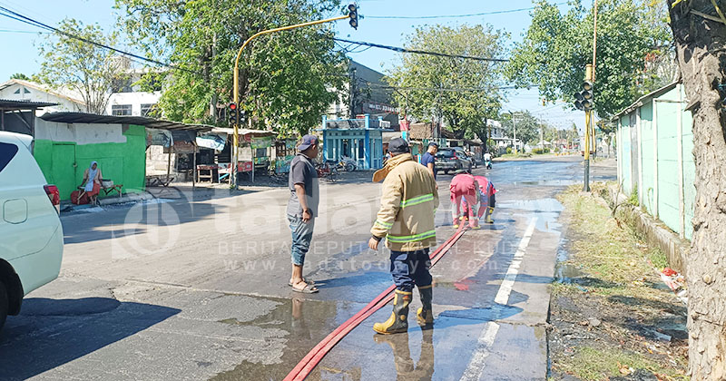Oli Tumpah di Perempatan Pasar Kronong Mayangan, Banyak Pengendara Jatuh, Damkar Semprot Air