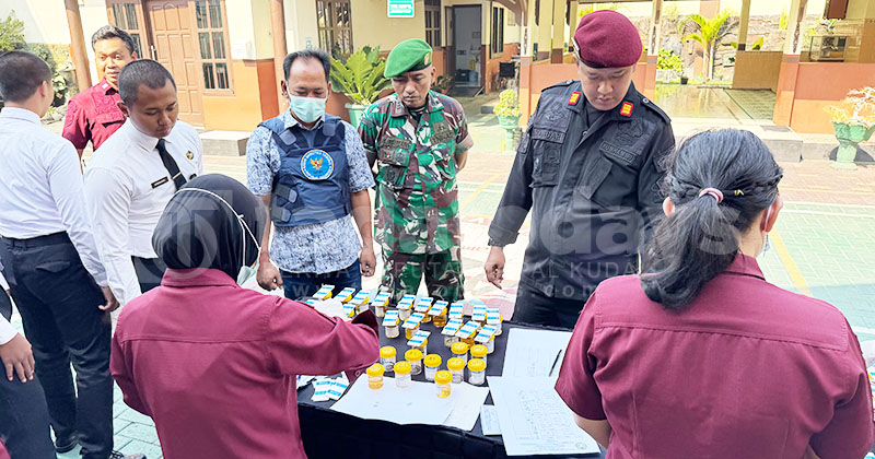 Puluhan Pegawai Rutan Bangil Mendadak Dites Urine