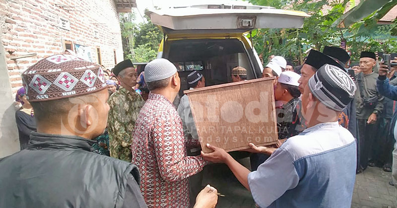 Pecah Tangis Sambut Kedatangan Jenazah Korban KMP Tunu Pratama Jaya di Pasuruan