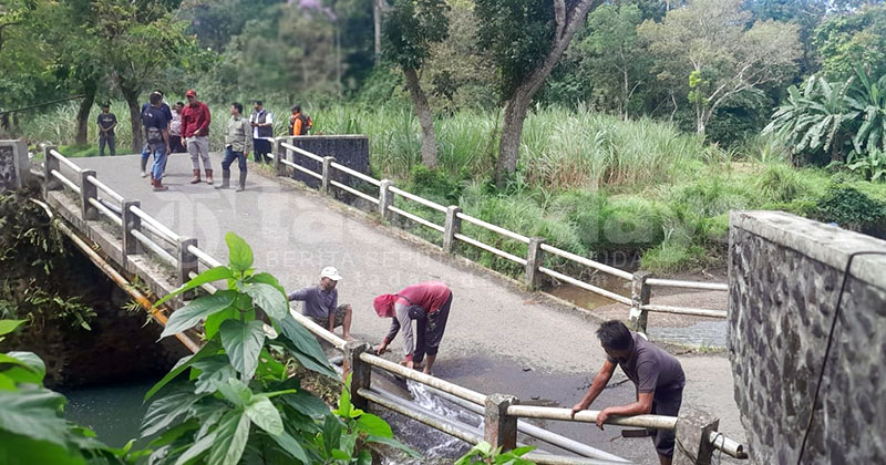 Jembatan Sungai Lembu Ambles, Pemkab Banyuwangi Bangun Jembatan Darurat