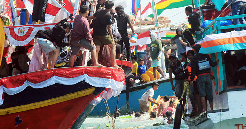 Ribuan Warga Meriahkan Tradisi Petik Laut Pasuruan