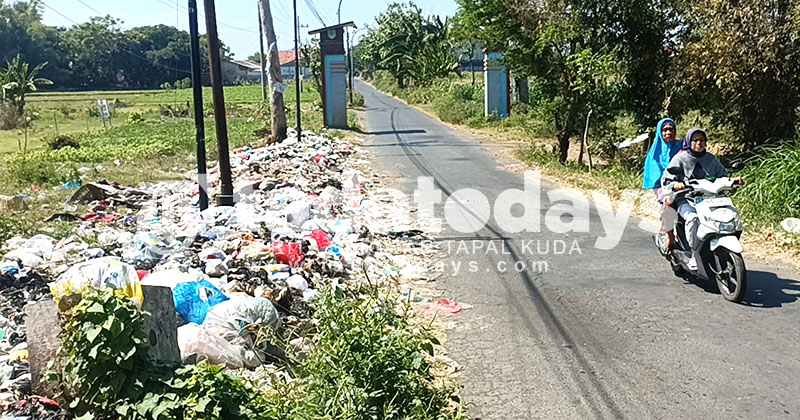 Warga Keluhkan Tumpukan Sampah di Perbatasan Kota dengan Kabupaten Probolinggo