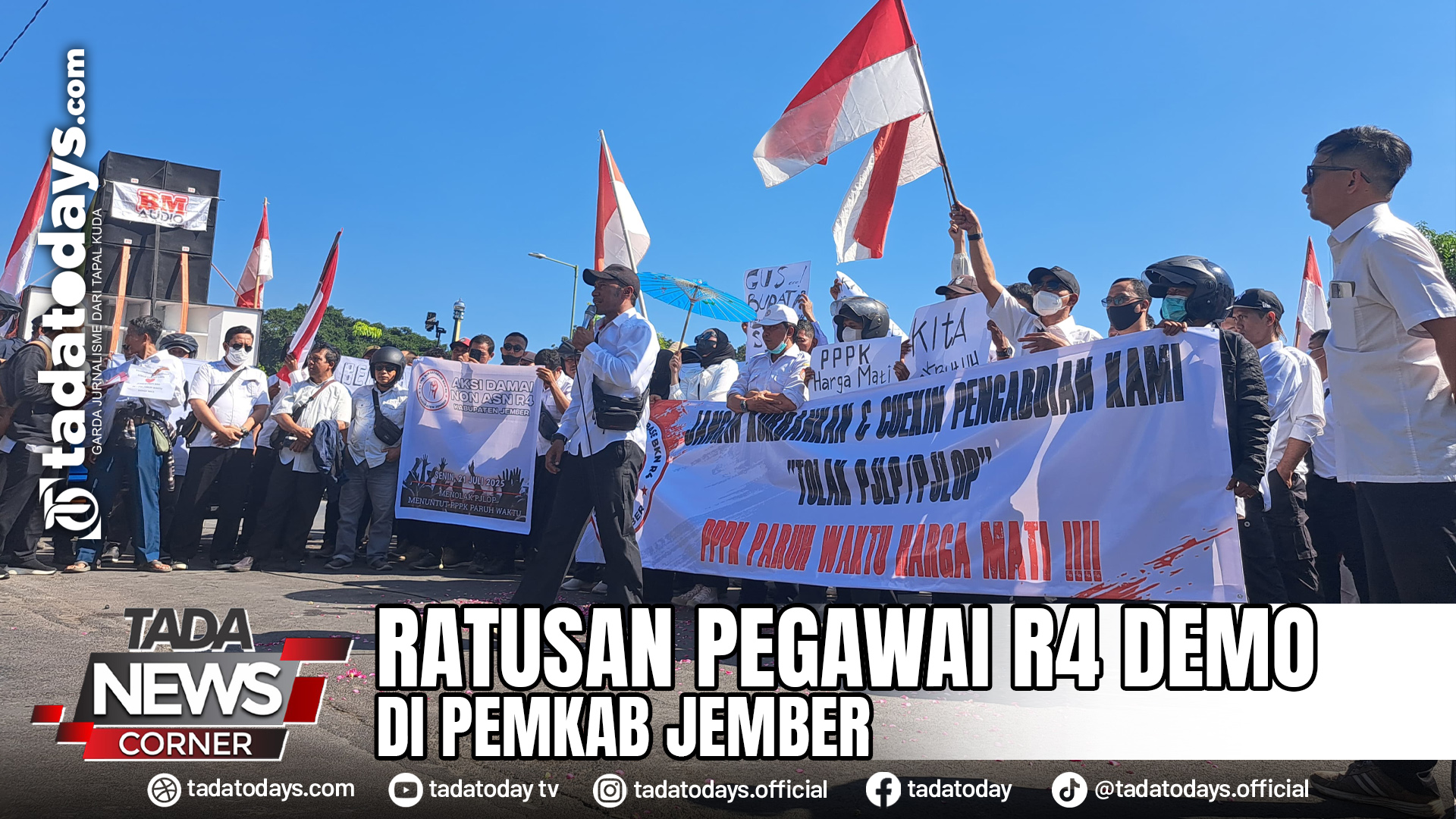 RATUSAN PEGAWAI R4 DEMO DI PEMKAB JEMBER