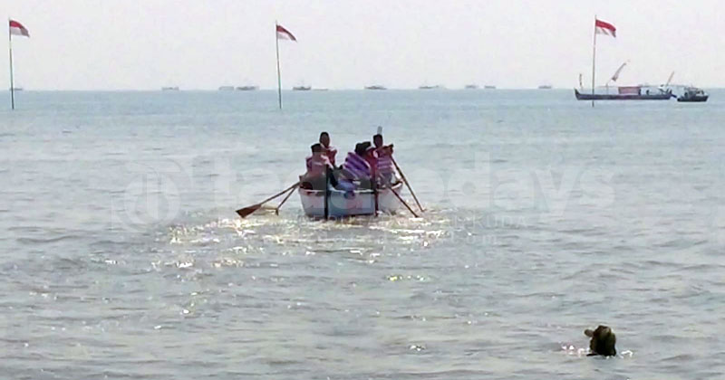Libur Melaut, Nelayan Ramaikan Lomba Dayung di Pesisir Pasuruan