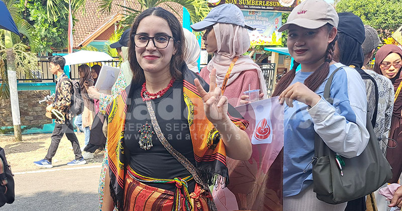 Turis Mancanegara Ikut Meriahkan Festival Egrang di Ledokombo Jember