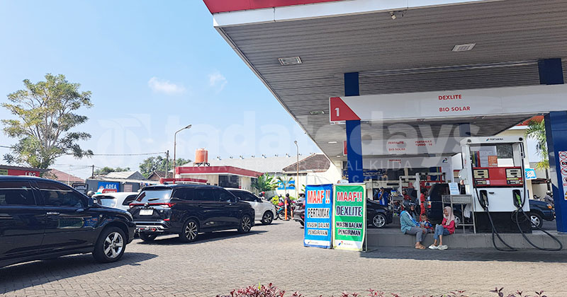 Banyak SPBU di Jember Kekurangan Stok, Antrean Hingga Satu Kilometer, Warga Mengeluh