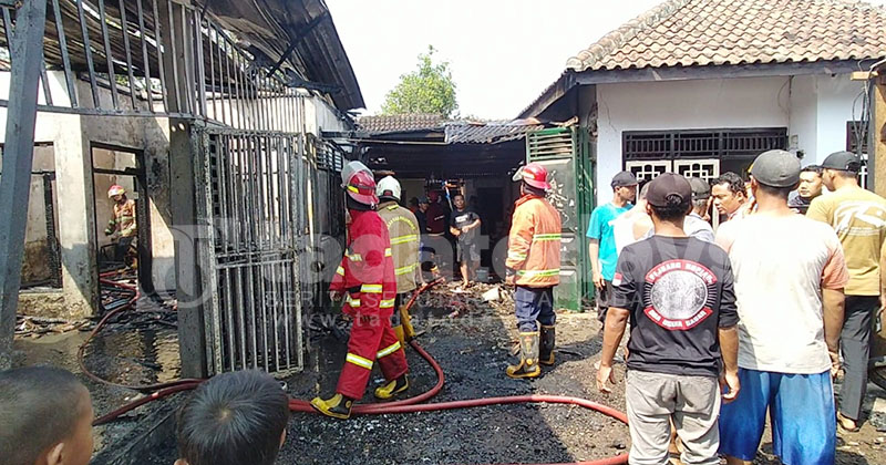 Rumah dan Toko Spons di Rejoso Pasuruan Terbakar