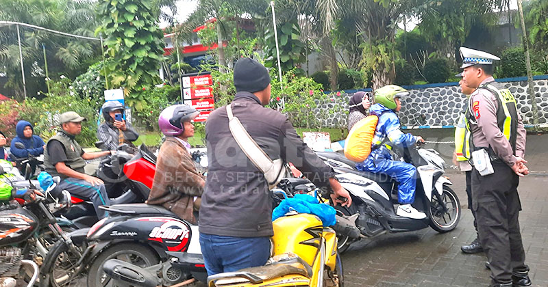 Krisis di Jember, Warga Rela Bermotor Jauh ke Banyuwangi Berburu dan Antre BBM