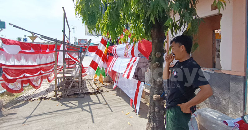 Penjual Bendera di Kota Probolinggo Mengeluh Sepi, Kalah Saing Online dan Tren Bendera Kartun One Piece