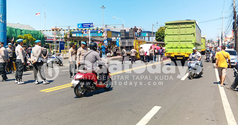 Sopir Truk Berunjuk Rasa Damai di Pelabuhan Ketapang, Tuntut Perbaikan Layanan Penyeberangan
