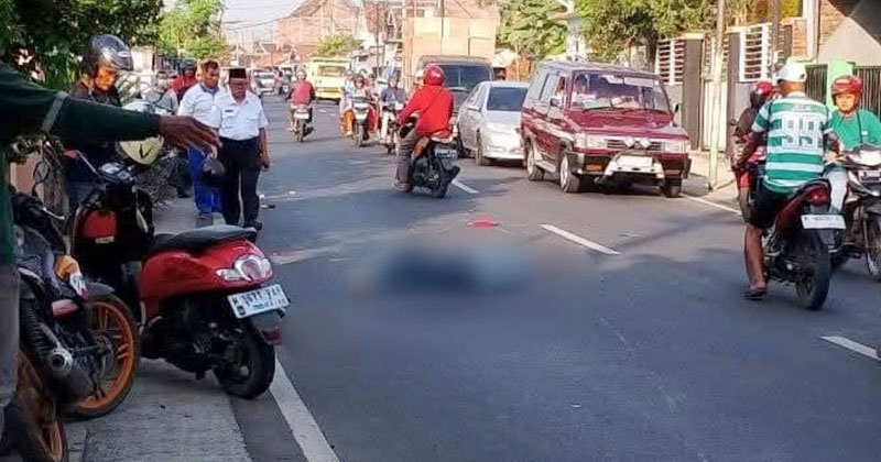 Perempuan Pengendara Motor di Kota Pasuruan Tewas Terjatuh setelah Gagal Salip Truk