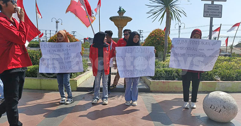 GMNI Probolinggo Demo Agustusan, Angkat Isu Kemiskinan dan Relokasi PKL