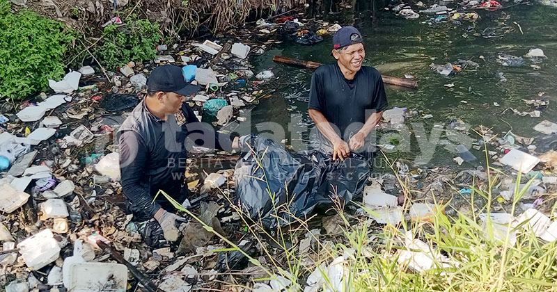 Puluhan Pemuda di Pasuruan Bersihkan Sungai untuk Memperingati HUT RI, Angkut Sampah 10 Ton
