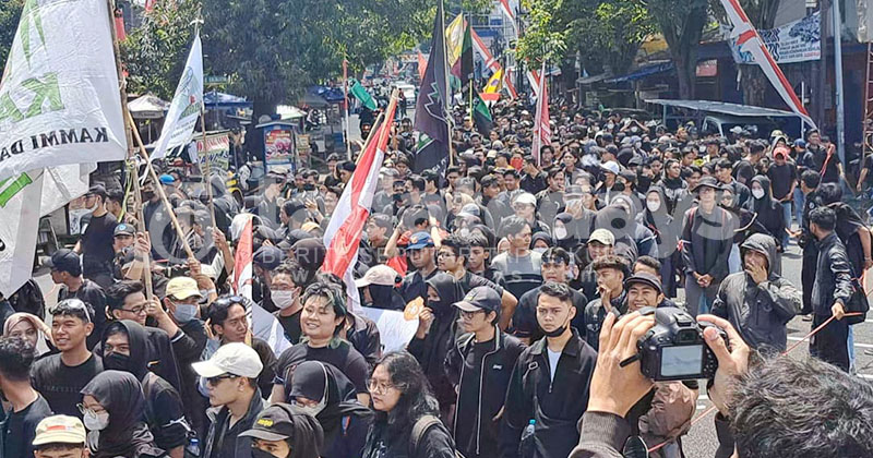 Aksi Amarah Rakyat Jember Berlanjut, Berorasi di DPRD, lalu Long March menuju Polres