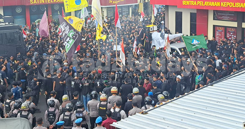 Mapolres Jember Dikepung Massa Aksi, Kapolres Tolak Tanda Tangan Tuntutan Copot Kapolri