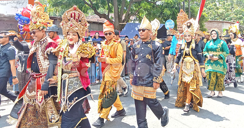 DPRD Kabupaten Probolinggo Meriahkan Pawai Budaya Probolinggo Sae Tahun 2025