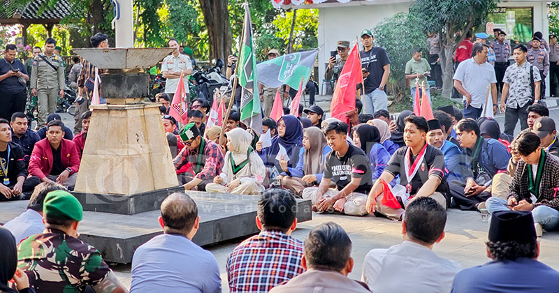 Mahasiswa Aksi di DPRD Kabupaten Pasuruan, Soroti Infrastruktur hingga Lingkungan
