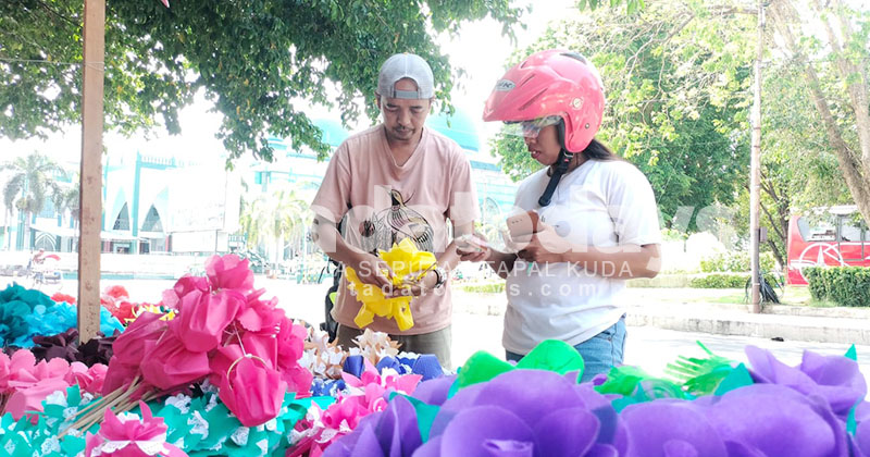 Jual Hiasan Musiman “Kembang Telur”, Pedagang di Banyuwangi Raup Omzet Rp 500 Ribu Sehari
