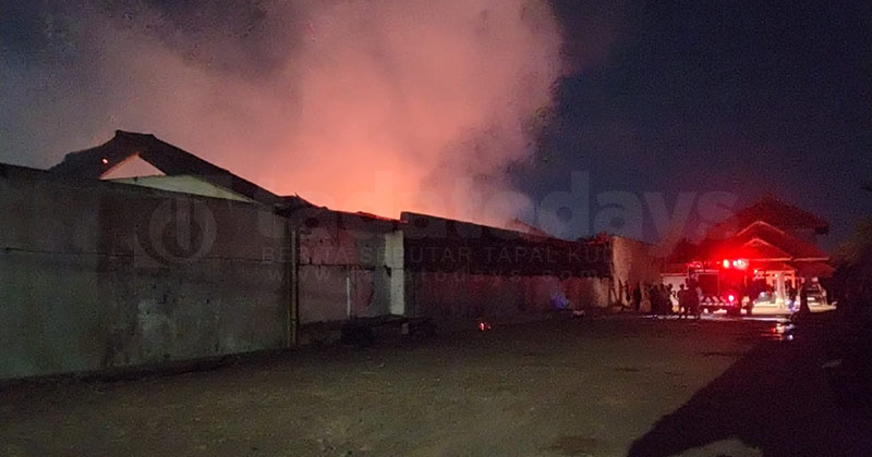 Gudang Mebel di Gadingrejo Pasuruan Terbakar