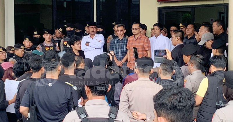 Aksi Demo Lanjutan, Puluhan Massa AMJ Geruduk DPRD Jember, Layangkan 9 Tuntutan