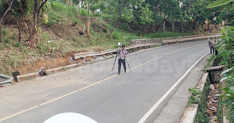 TAA Ditlantas Polda Jatim Olah TKP Laka Bus Pariwisata Rombongan RS Bina Sehat Jember