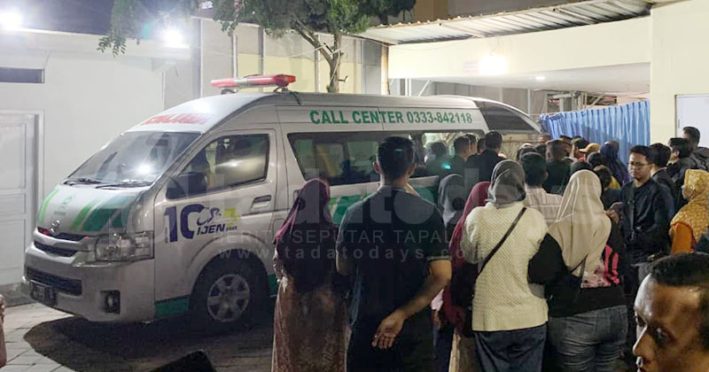 Tangis Keluarga Sambut Kedatangan Korban Kecelakaan Rombongan RSBS di Jember