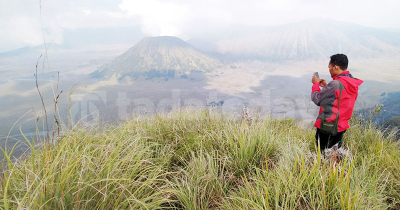 Sanksi Adat Menanti Pelaku Paralayang di Kawasan Wisata Gunung Bromo