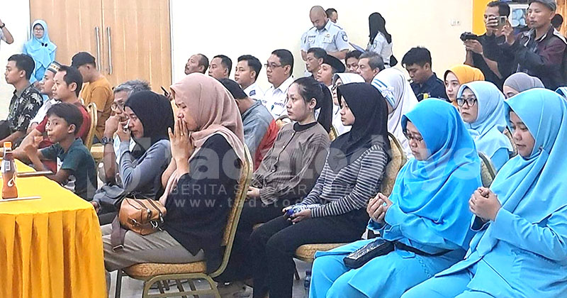 Pecah Tangis Keluarga Korban Kecelakaan RSBS Saat Terima Santunan Jasa Raharja