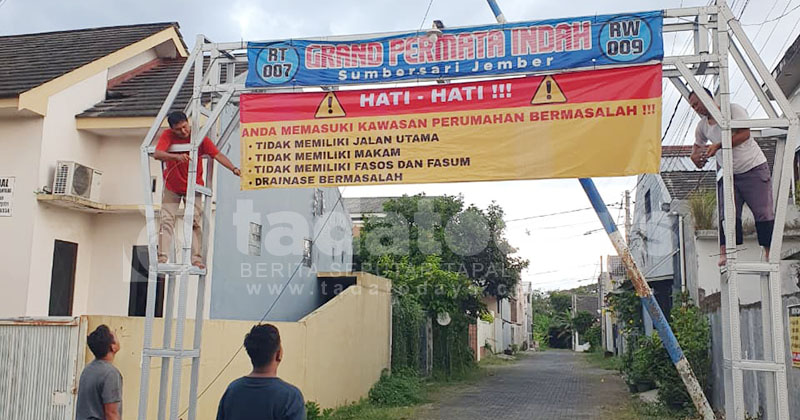 Geram Tak Ada Tindak Lanjut, Warga GPI Jember Pasang Banner Protes Developer