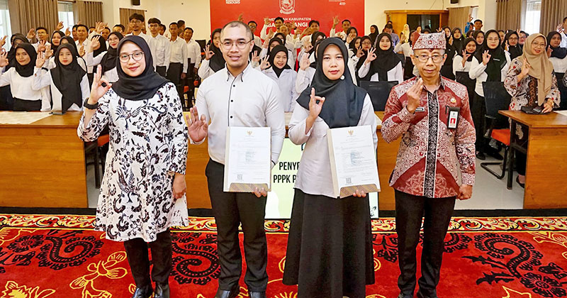 Serahkan SK PPPK, Bupati Banyuwangi Ipuk: Bekerjalah dengan Nilai