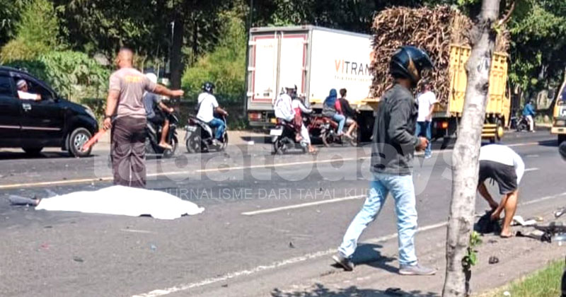 Adu Banteng dengan Truk Boks di Jalur Pantura Pasuruan, Pemotor Tewas