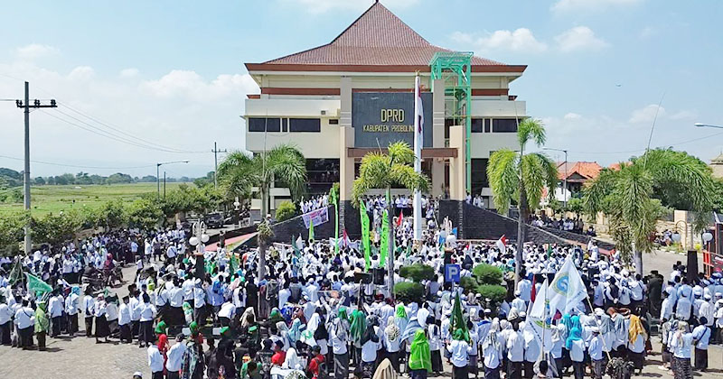 Ribuan Santri Probolinggo Lurug Gedung DPRD, Memprotes Tayangan Trans7