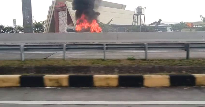 Mobil Rombongan Pelamar Pengantin asal Probolinggo Terbakar di Tol Pandaan-Malang