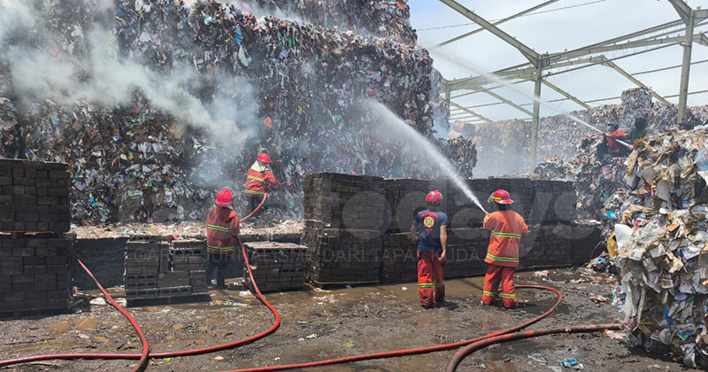 Alat Berat Meledak, Pabrik Pengolah Kertas di Beji Pasuruan Terbakar