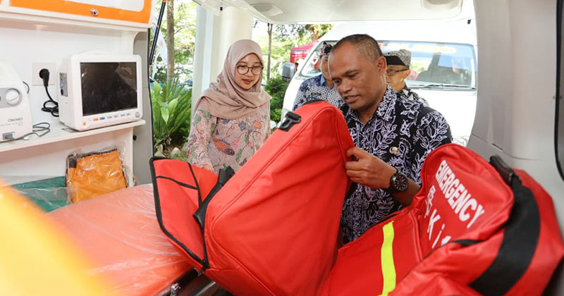 Bupati Banyuwangi Ipuk Kembali Serahkan 7 Ambulans ke Puskesmas, Tingkatkan Layanan Kesehatan