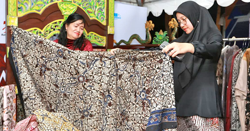 Pemkab Banyuwangi dan OJK Dorong Literasi Keuangan Masyarakat melalui Batik Festival