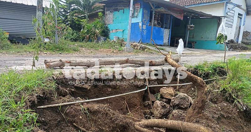Tergerus Hujan, Jalan di Wonosunyo Gempol Longsor